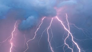 Молния ударила в толпу протестующих в Бразилии