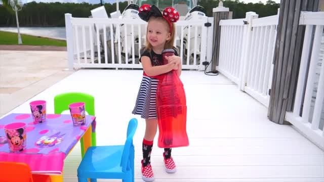 Настя и новые игрушки от Микки и Минни маус Видео для д смотреть онлайн