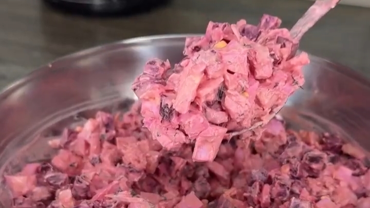 Салат, который легко затмит винегрет и «шубу»...🥗🍗🧀😋 смотреть онлайн