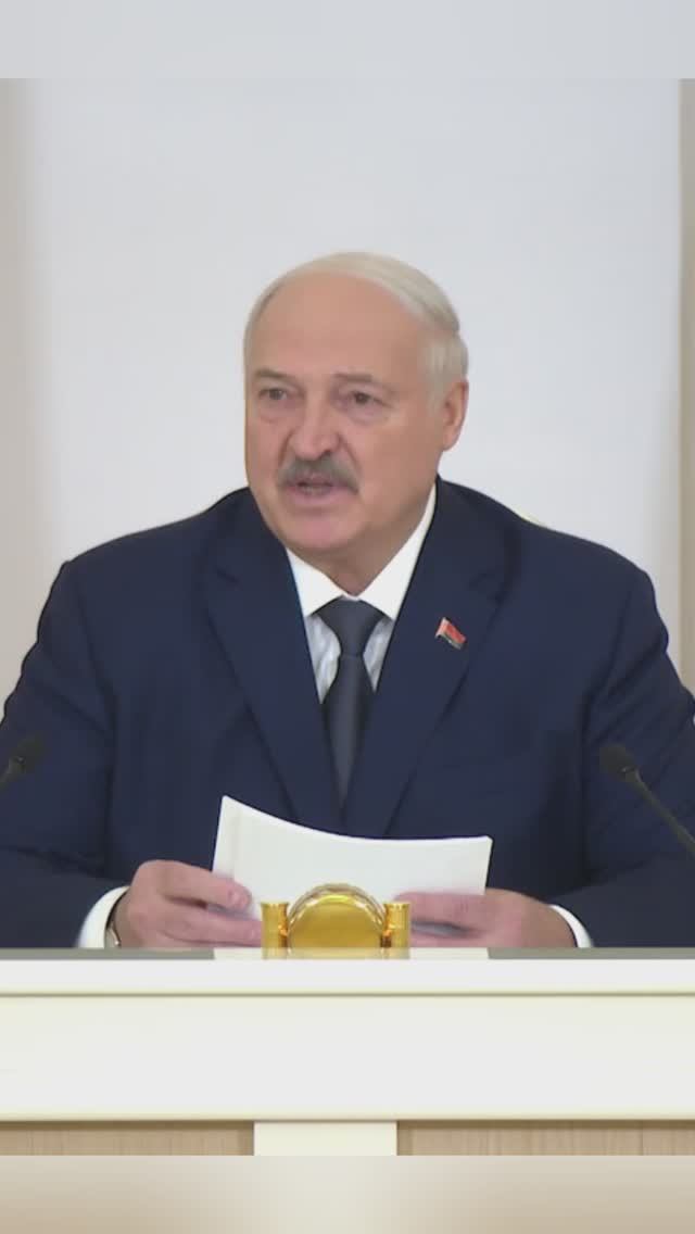 Лукашенко: "Все сходят с ума от беспилотников! Очень нам они помогут в лесистой местности?" смотреть онлайн
