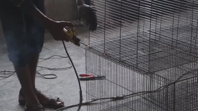 Процесс изготовления стальной клетки для птиц смотреть онлайн