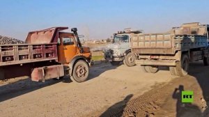 سوريا.. أهالي دير الزور يرممون جسرا فوق نهر الفرات