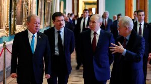 Путин и султан Ибрагим осмотрели коллекцию малайских предметов в Эрмитаже