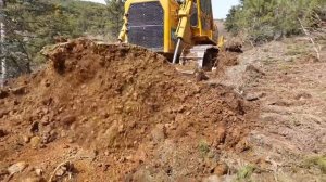 CAT D7 BULLDOZER и экскаватор в горах