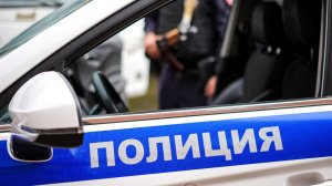 Не поделили дорогу: пешеход обстрелял машину среди сугробов в московском дворе