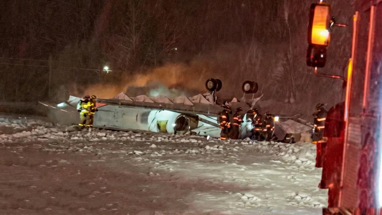 Частный самолет разбился при взлете во время снежной бури в США. смотреть онлайн