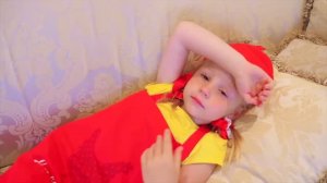 Настя как хозяйка Отеля и папа как гость ⧸ Nastya and papa pretend