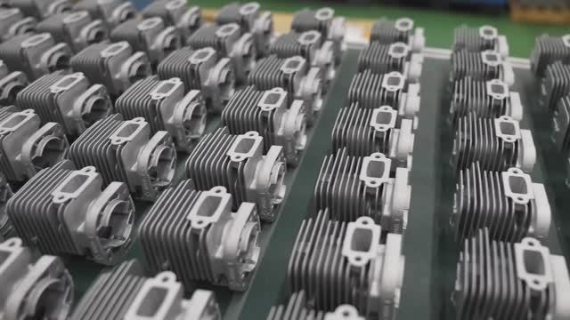 Процесс изготовления бензопилы. Компактная бензопила, идеально подходящая для обрезки деревьев. смотреть онлайн