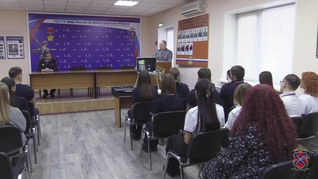 Волгоградские полицейские совместно с общественниками приняли участие в акции «Студенческий десант» смотреть онлайн