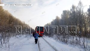 Пригородный поезд сломался в лесу,пассажиры были вынуждены идти,утопая в снегу, в 23-градусный мороз