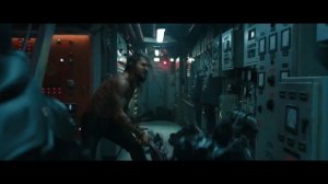 Аквамен держит лодку на плечах | Аквамен (2018) | Героическое спасение экипажа