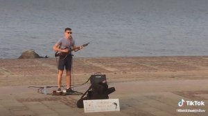 МУЗЫКАНТ НА НАБЕРЕЖНАЯ