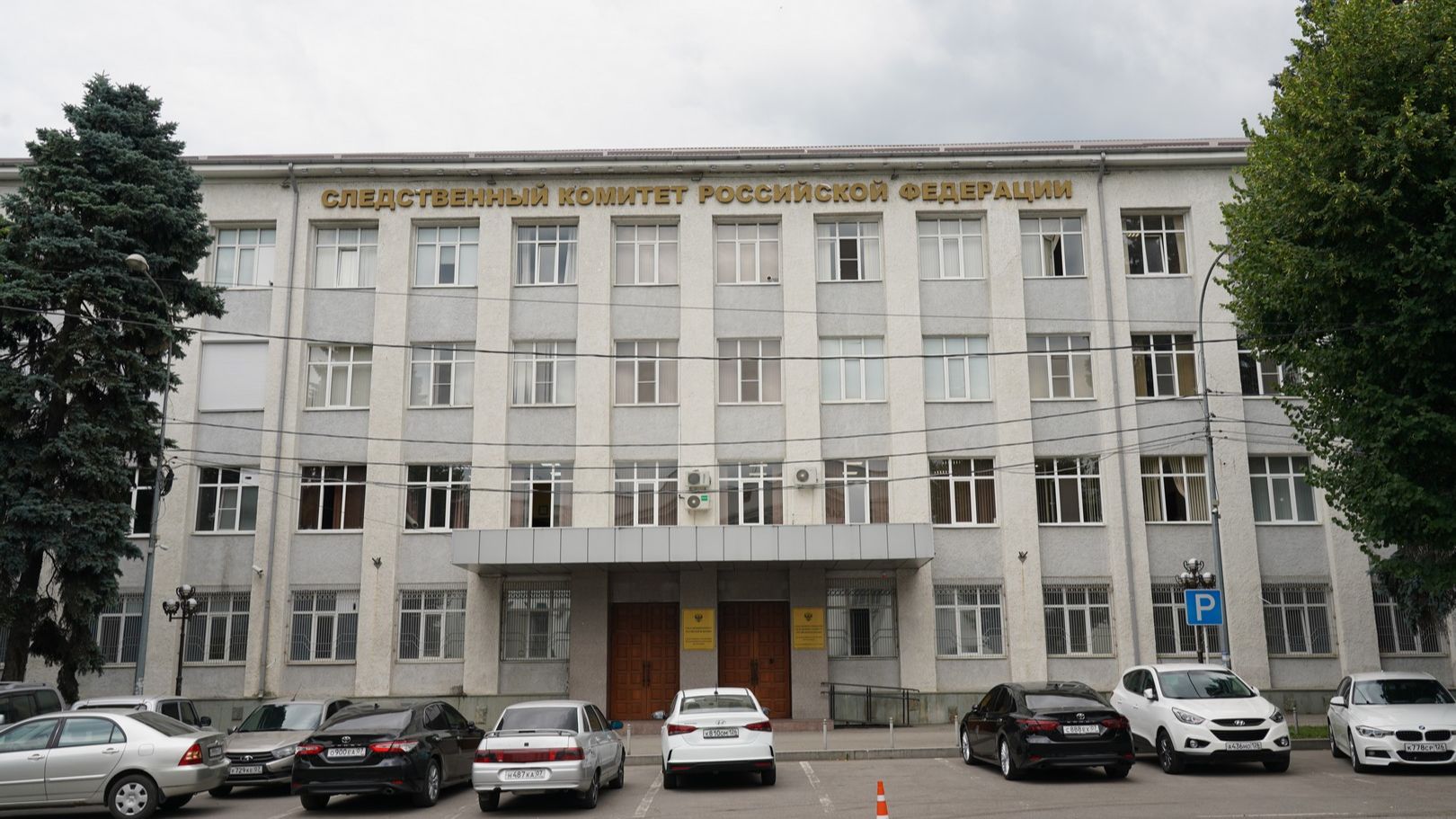 Незаконная вырубка елей в Нальчике привела к возбуждению уголовного дела о халатности смотреть онлайн