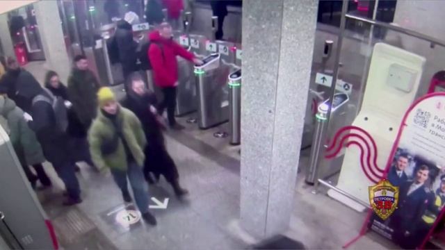 Мужчина, распыливший содержимое баллончика в лицо пассажира московского метро, задержан полицейскими смотреть онлайн
