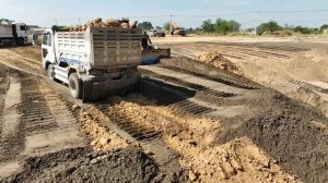 Бульдозер SHANTUI C3 с потрясающим мастерством толкает Песок и самосвалы Грузоподъемностью 25 тонн ,