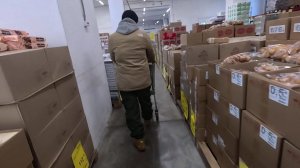 Так можно и под машину попасть.. Не слабо закупились в Светофоре...