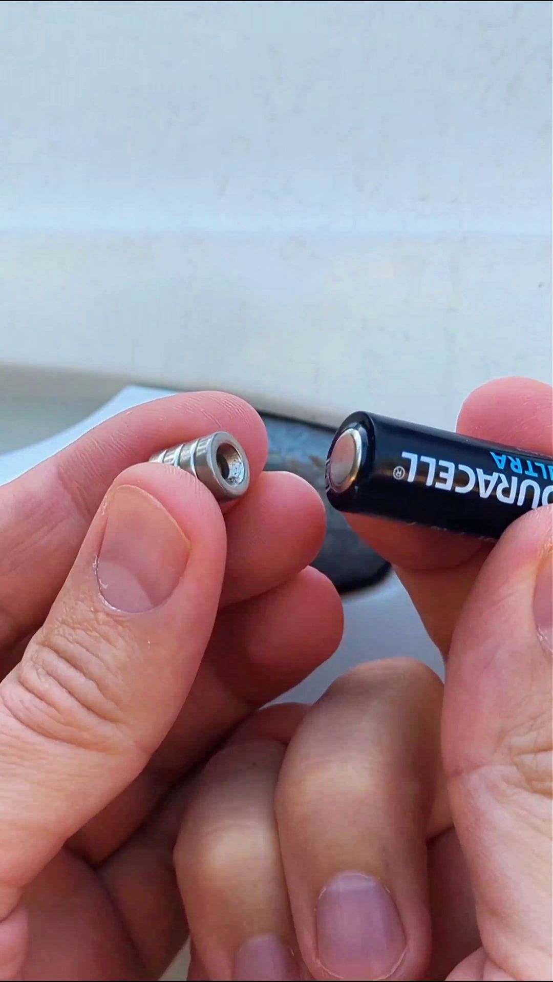 Обязательно запомните эту хитрость! Как открыть автомобиль с помощью батарейки и магнитов смотреть онлайн