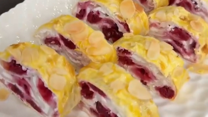 Рулет с творожной начинкой и вишней...🍰🍒😋 смотреть онлайн