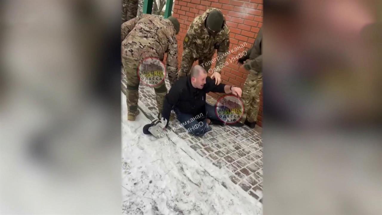 В Харькове военкомы схватили молодого человека в метро. смотреть онлайн