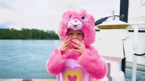 Настя ищет сюрпризы под детскую песенку