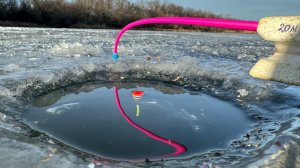 Только опустил и сразу поклёвка. Зимняя рыбалка на поплавок