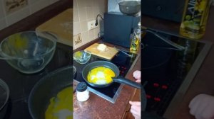 полезный гайд, как приготовить яичницу😋