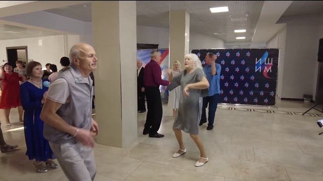 Танцевальные ретро-вечеринки в ишимском ДК не прекращались даже в морозы смотреть онлайн