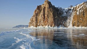 Автомобиль провалился под лед на Байкале, водитель погиб
