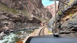 Вид из окна поезда. Железная дорога Роял-Гордж — одна из самых живописных в Колорадо.