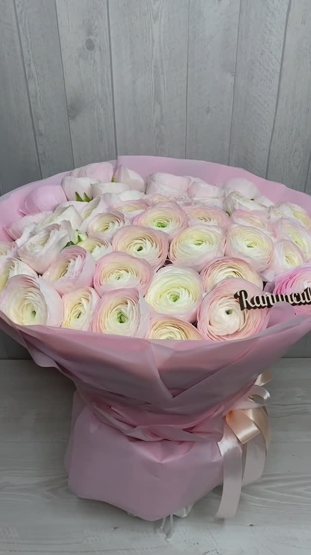 Букет из 47 бело-розовых ранункулюсов смотреть онлайн