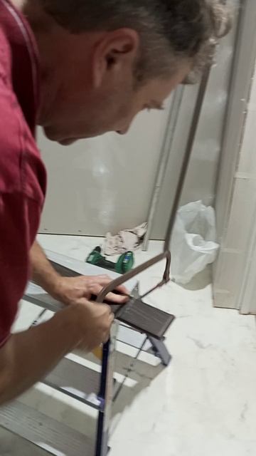 Чем отпилить пластиковый плинтус