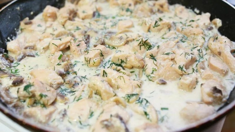 Курица с грибами в сливочном соусе под картофельной шапкой смотреть онлайн