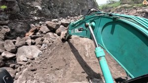 Строительство, экскаватор копает песок