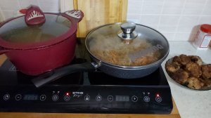 Сделала маникюр, приготовила еды