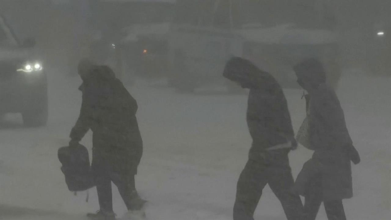 Аэропорт Вашингтона остановил работу из-за снежной бури. смотреть онлайн