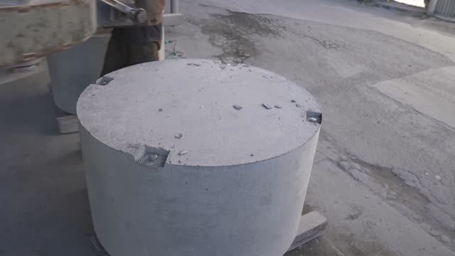 Процесс изготовления бетонного канализационного люка. смотреть онлайн