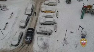 Не поделили дорогу: пешеход обстрелял машину среди сугробов в московском дворе