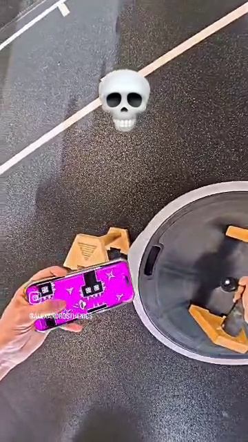 Он просто играет в Geometry Dash😂😂😂 Но... смотреть онлайн