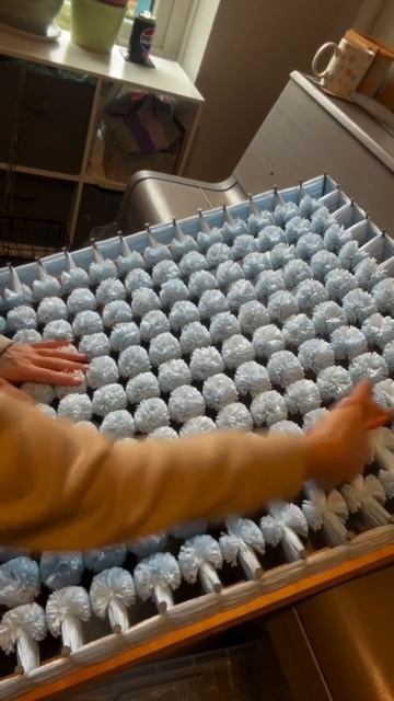 Коврик из помпонов смотреть онлайн