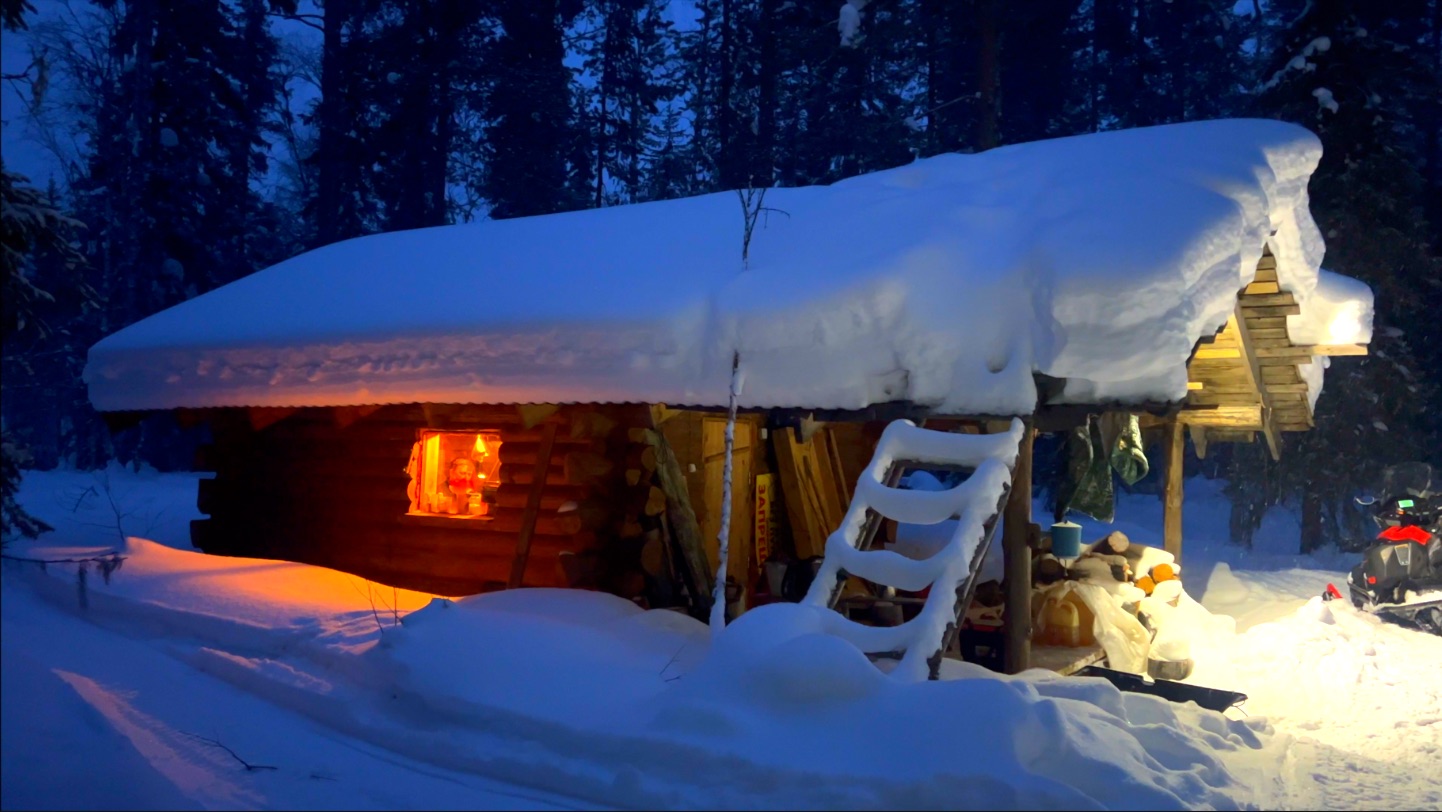 ЗИМНЯЯ РЫБАЛКА, ЖИВЕМ В УЮТНОЙ ИЗБЕ В ТАЙГЕ. смотреть онлайн
