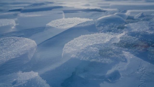 Ледяные кристаллы на снегу: красота природы смотреть онлайн