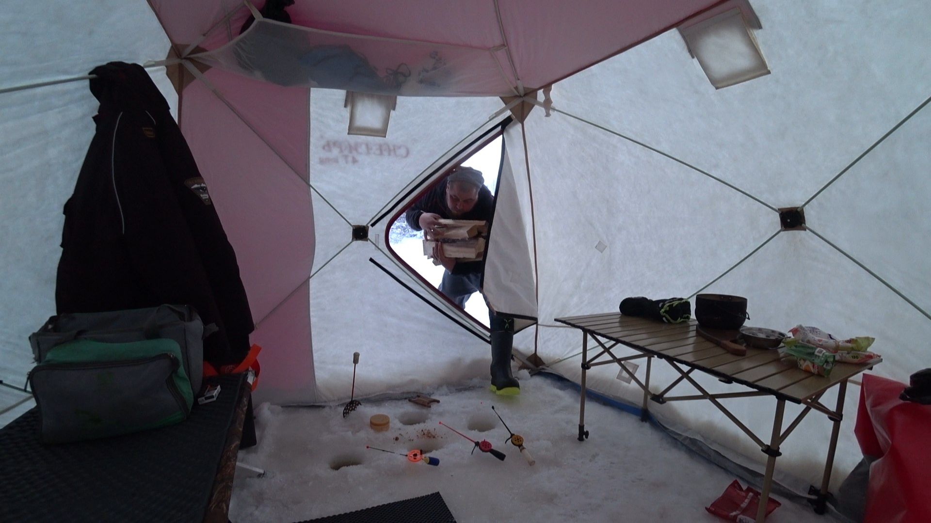 ОДИН НА ОМУТЕ, ГДЕ ЛИСЫ И ВОЛКИ! ЗАКРЕПИЛСЯ С ПАЛАТКОЙ С ПЕЧКОЙ \ РЫБАЛКА В МОРОЗ НА ПЛОТВУ И ЕЛЬЦА. смотреть онлайн