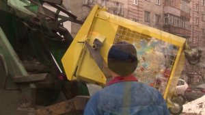 .Водителя мусоровоза заставили убрать выпавшие из машины отходы в Нижегородской области