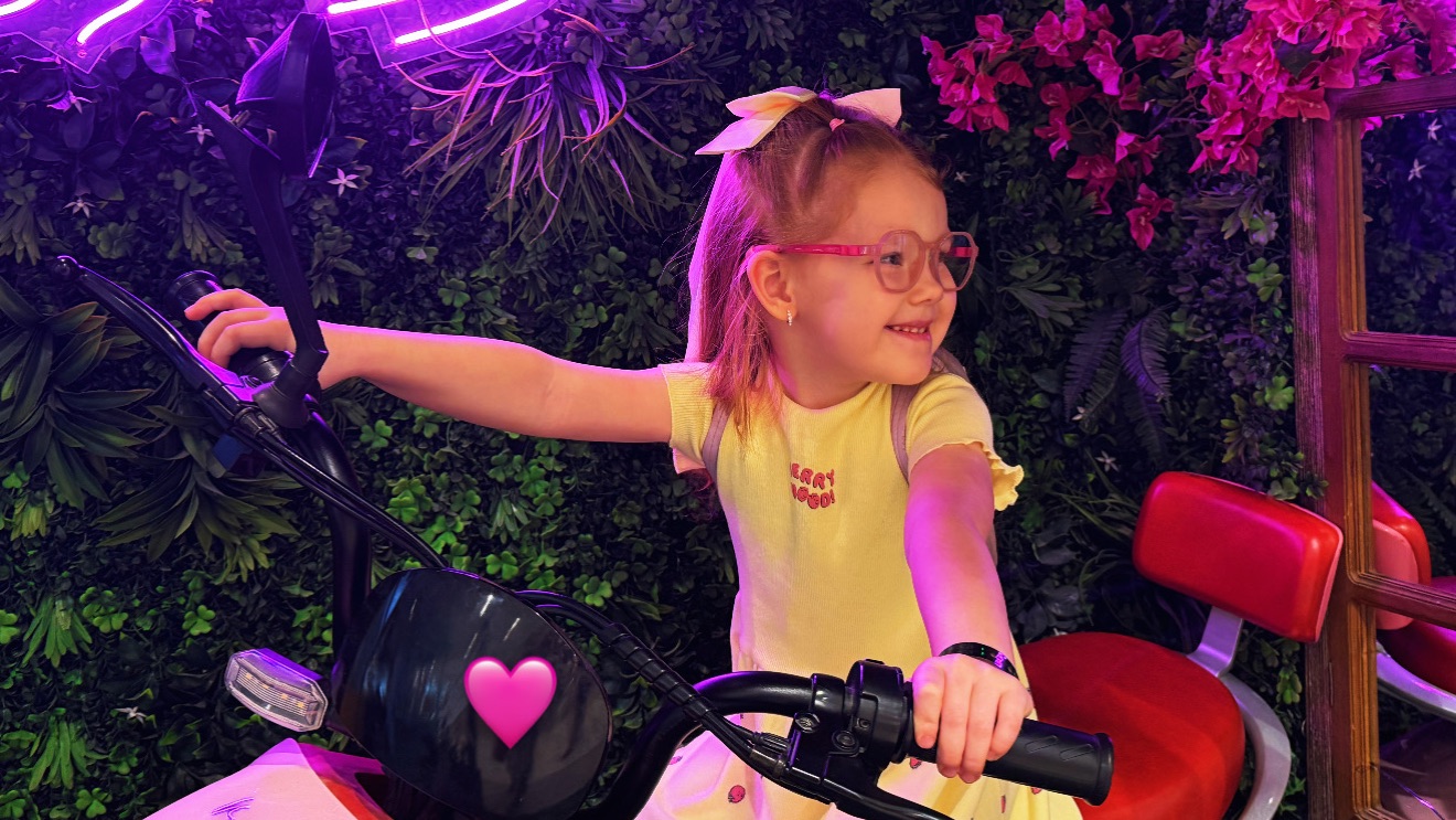 Каролина покоряет Дубай: Башня, море и море веселья! смотреть онлайн