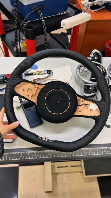 Voyah Free - перетяжка руля с использованием кожи и псевдоперфорации смотреть онлайн