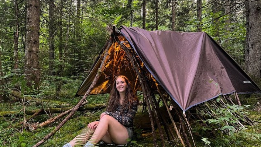 Соло поход девушки, бушкрафт. Строит упрытие в лесу. смотреть онлайн
