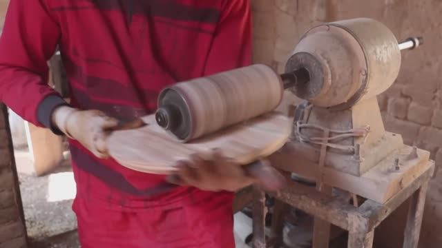 Процесс изготовления доски для раскатывания теста смотреть онлайн