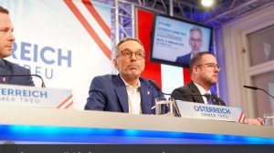 Генсек FPÖ потребовал отправить в отставку главу МИД Австрии за помощь Киеву