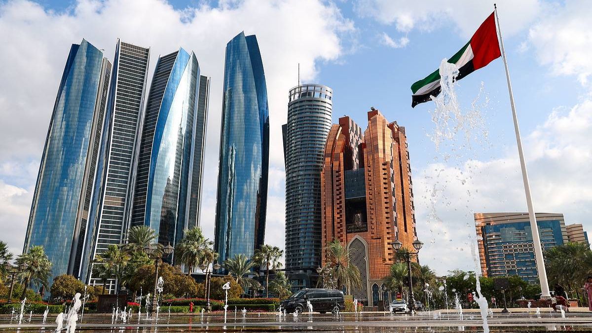 За кулисами Абу-Даби смотреть онлайн