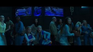 Прилив мести | Аквамен (2018) | Артура защищает гигантская акула в Тренче